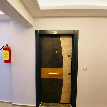 Sahile 100 Metre Sifir Esyali Ferah Daire Apartman Kusadası
