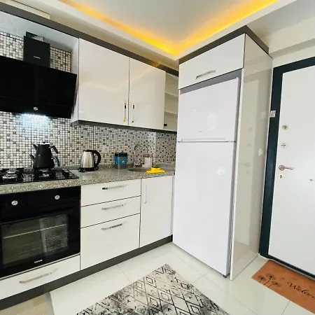 Apartman Sahile 100 Metre Sifir Esyali Ferah Daire Kusadası